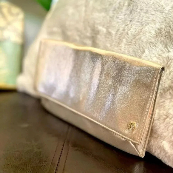 VICTORIA SECRET LIMITED EDITION DUSTY GOLD MAKEUP CASE/ WALLET - Picture 1 of 8